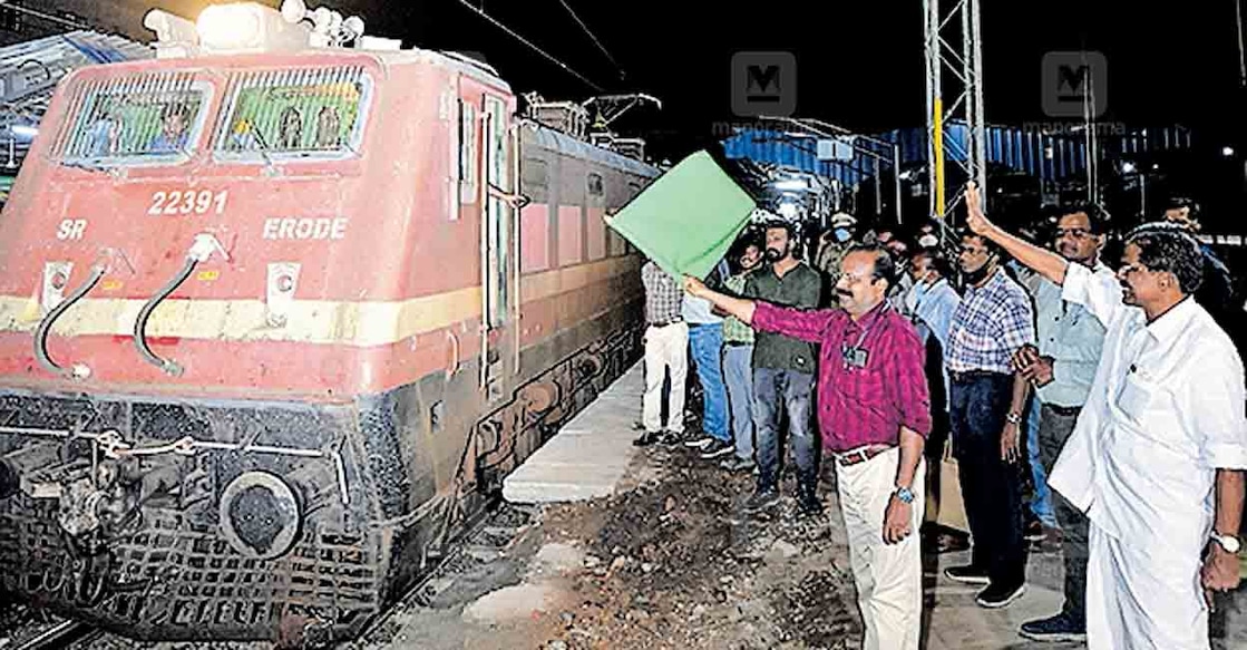 kottayam-double-track-first-train Kottayam Station Manager Babu Thomas flagging off the Palaruvi Express that reached the station to pass through the newly commissioned fully electrified double-track between Chingavanam and Ettumanoor railway stations on Sunday. DRM Mukund Ramaswamy, Southern Railway Chief Administrative Officer (Construction) Rajendra Singh Jinghar and Thomas Chazhikadan, MP, can also be seen: PHOTO: Manorama
