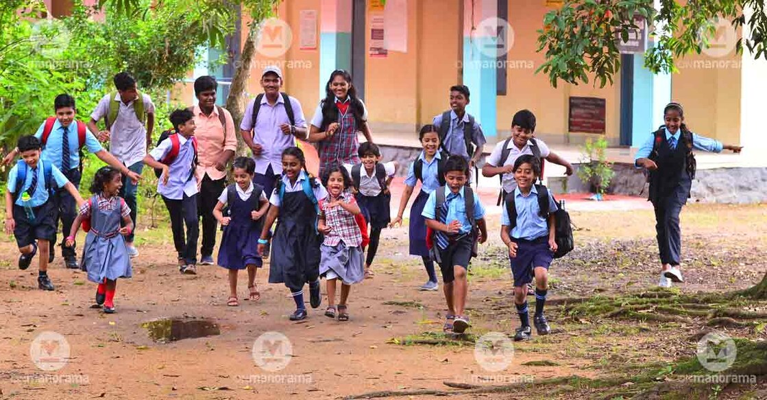 
Students reach school for new academic year in Thiruvalla.Photo: Nikhilraj P/Manorama
