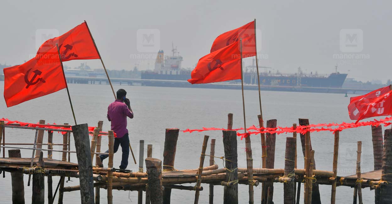 cpm-party-congress-flag-1a കൊച്ചി കായലിനരികെ... കൊടികൾ പറത്തി... കൊച്ചിയിൽ സിപിഎം സംസ്ഥാന സമ്മേളനത്തിനോടനുബന്ധിച്ചു മറൈൻഡ്രൈവിലെ ഉല്ലാസ നൗകകളിലേക്കുള്ള നടപ്പാതയിൽ കൊടികൾ സ്ഥാപിച്ചിരിക്കുന്നു. ചിത്രം: മനോരമ