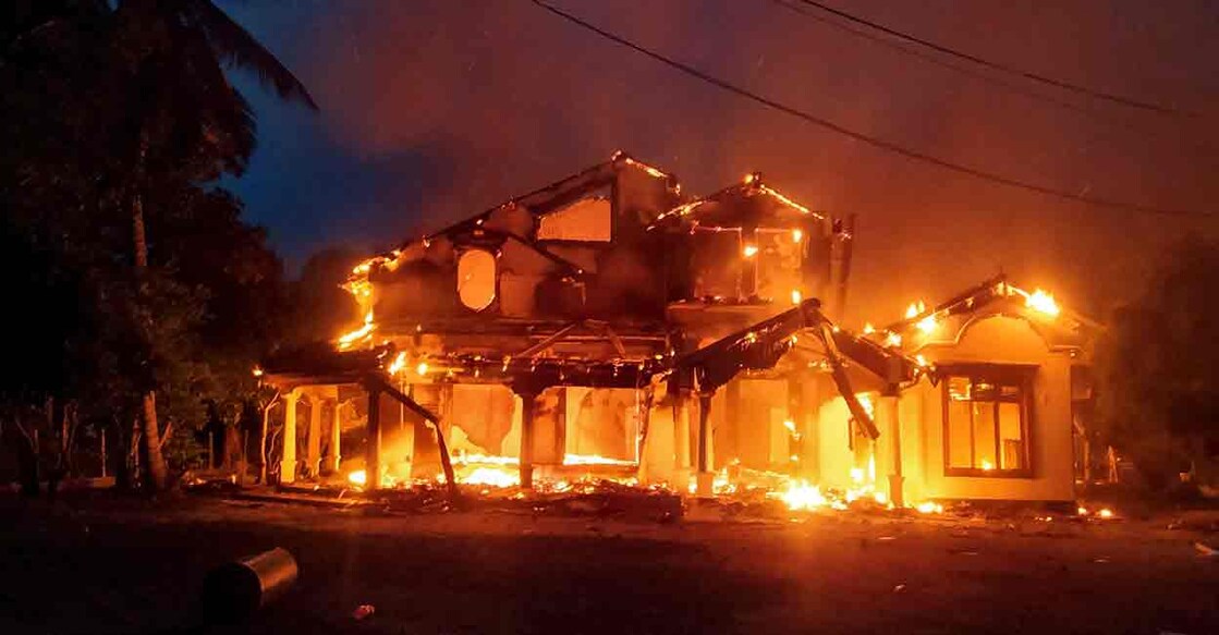 Anti-government demonstrators set fire on the house owned by minister Sanath Nishantha of resigned Prime Minister Mahinda Rajapaksa's cabinet after ruling party supporters stormed anti-govt protest camp, amid the country's economic crisis, in Arachchikattuwa, Sri Lanka, April May 9, 2022. REUTERS/Stringer