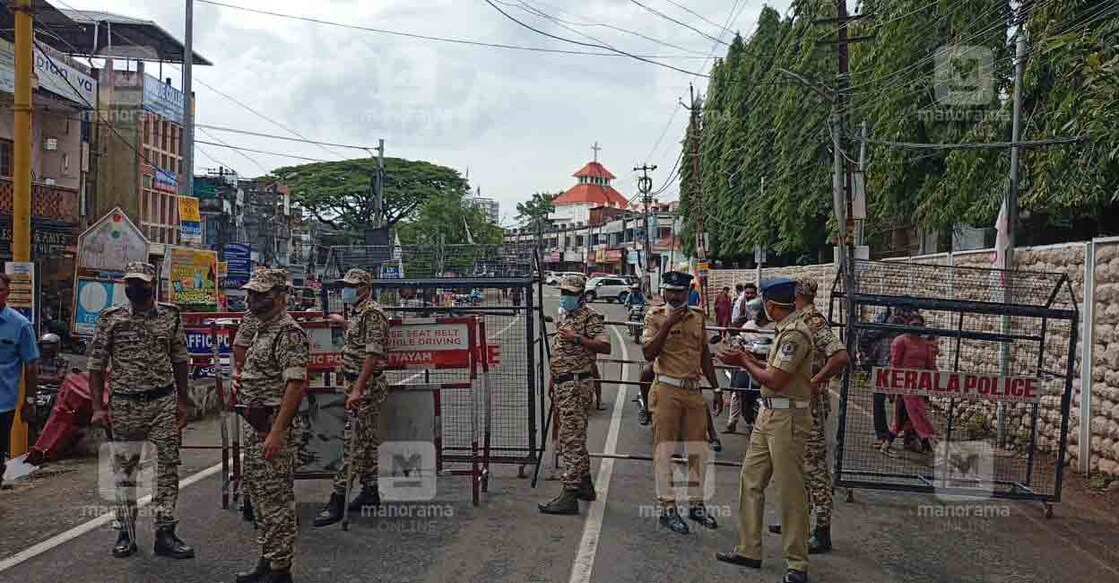 Security personnel blocking KK Road in Kottayam using barricades ahead of the Chief Minister's arrival, on Saturday, June 11, 2022. PHOTO: Vishnu Sanal