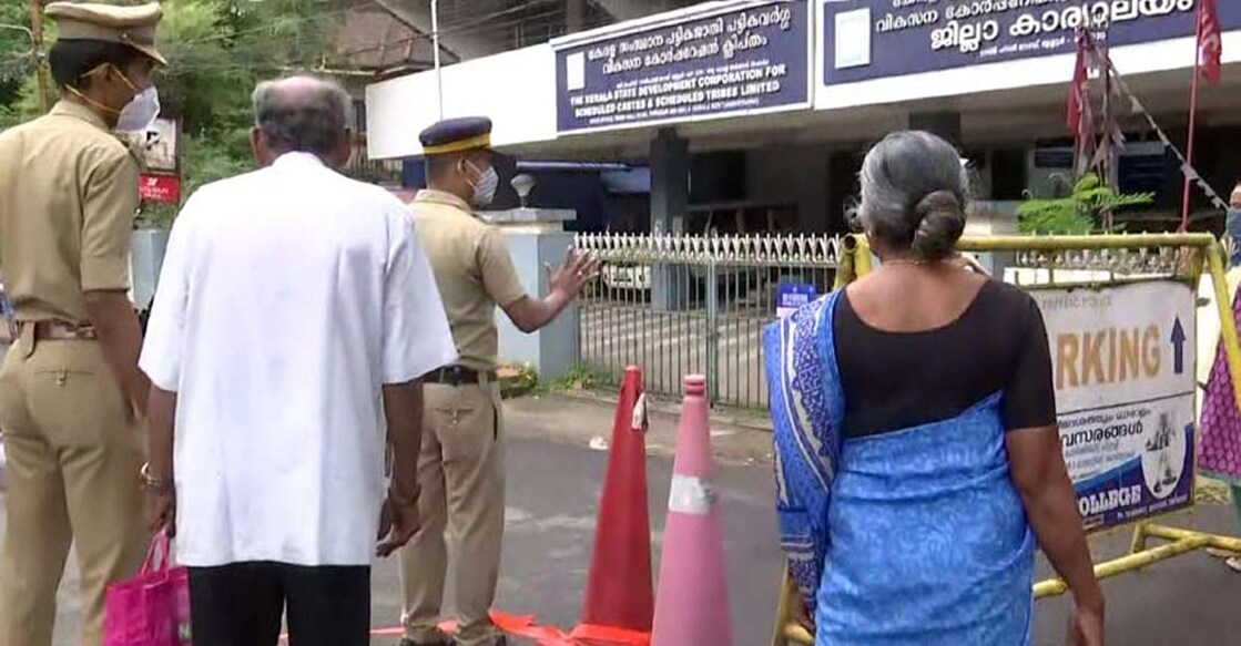 Police personnel closing down Palace Road in Thrissur on Saturday. PHOTO: Manorama