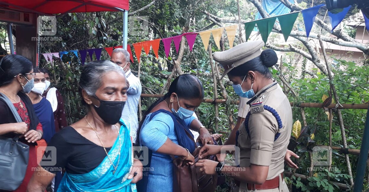 Taliparambu Police checks public in Taliparambu ahead of CM's event here. Photo: Sameer A Hameed/Manorama