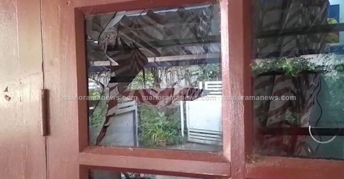 കെഎസ്‌യു നേതാവിന്റെ വീടിന്റെ ജനൽച്ചില്ലകൾ തകർന്ന നിലയിൽ