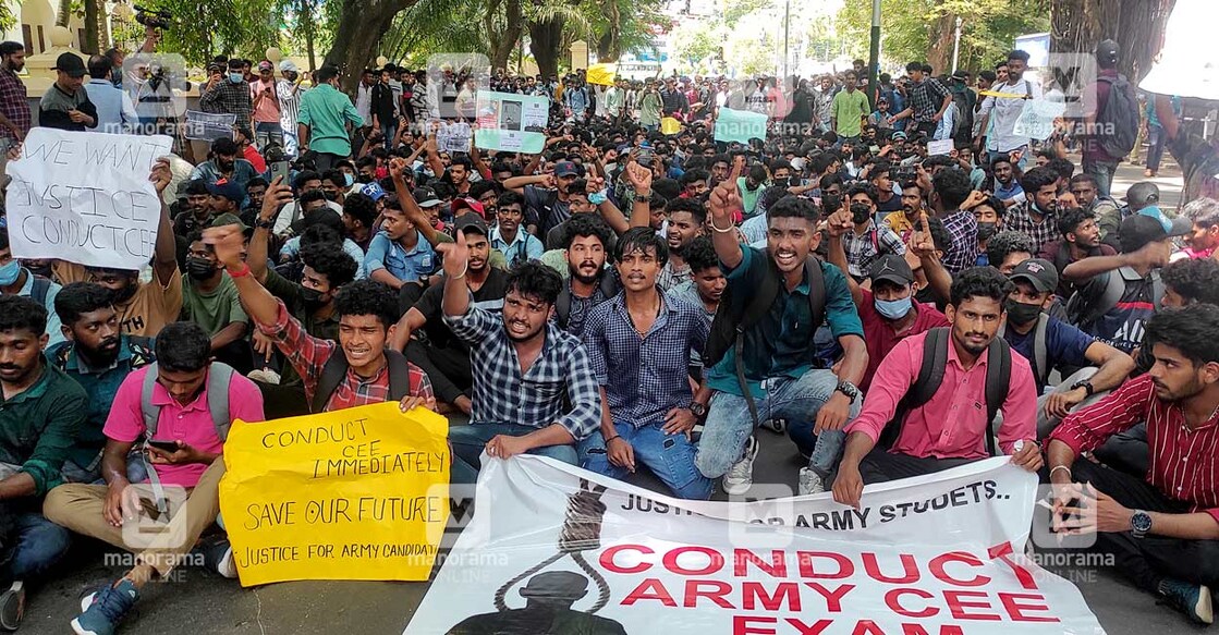 Protesters rasing slogans in front of Raj Bhavan in Thiruvananthapuram on Saturday, June 18, 2022. PHOTO: Manorama
