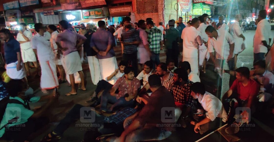 Youth Congress activists protest at Thirunakkara in Kottayam.