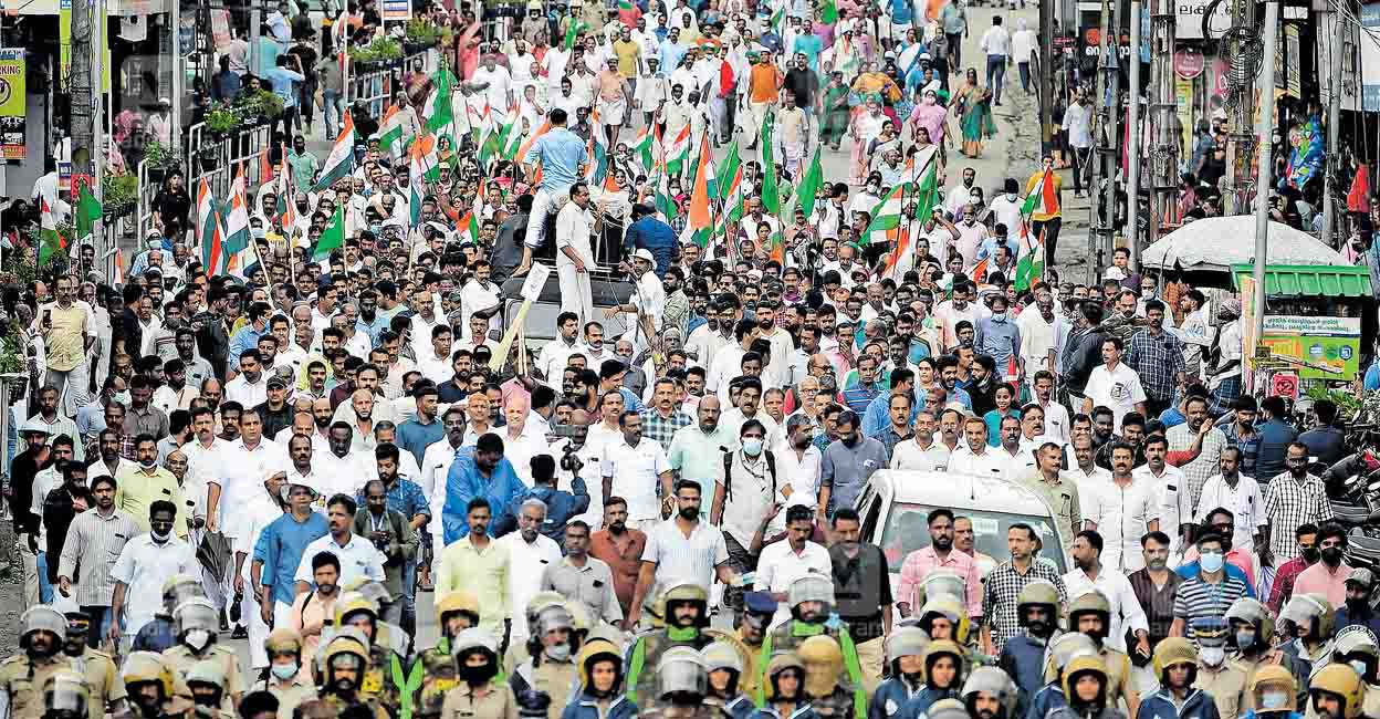 Beheading of Gandhi statue: Police yet to nab culprits, Congress plans stir