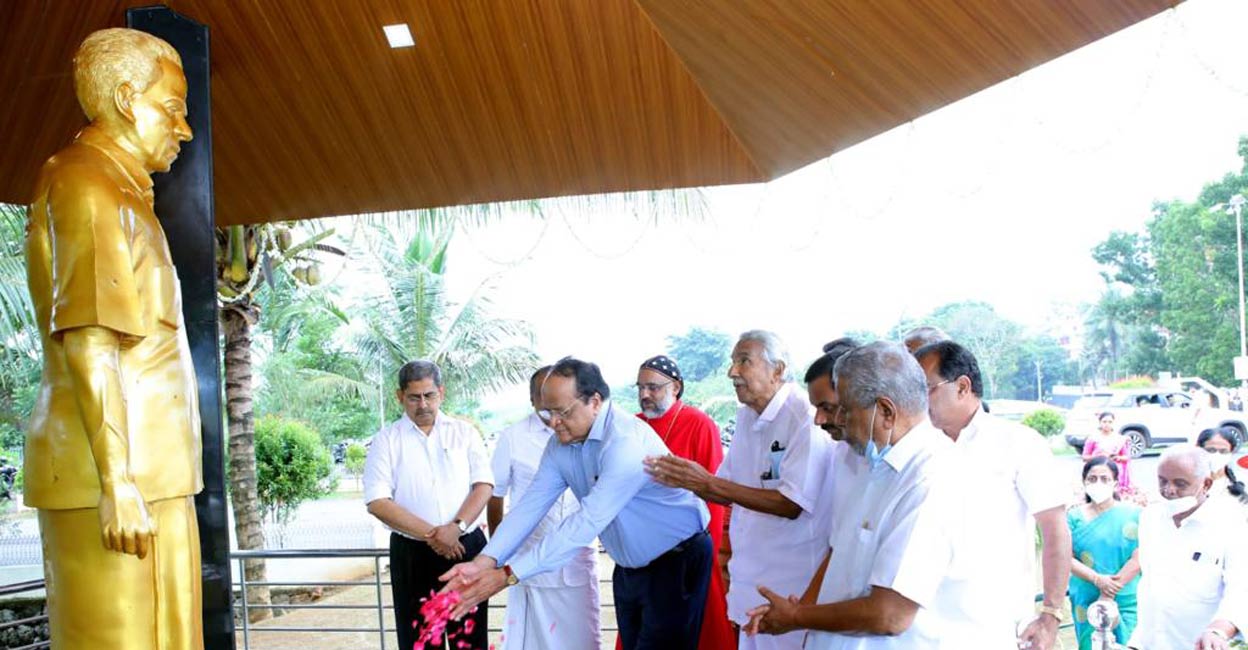 oommen-chandy-prof-mp-varghese-statue oommen-chandy-prof-mp-varghese-statue