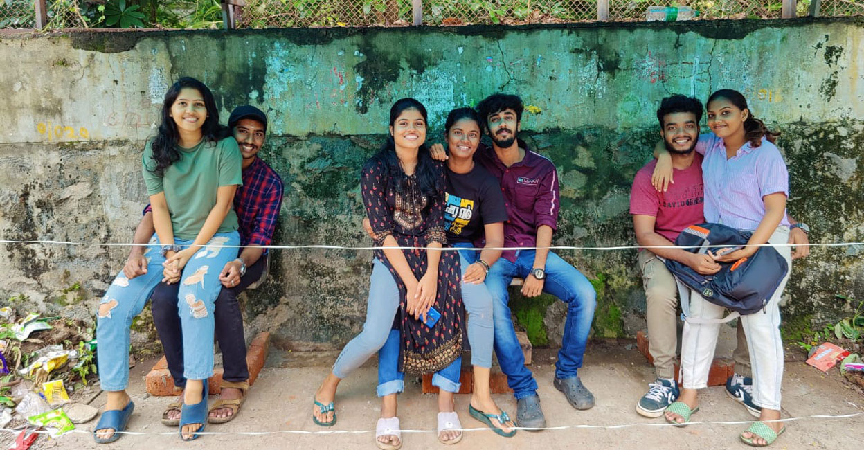 The viral image of second-year students of CET sharing seats in a public waiting shed in Thiruvananthapuram. Photo: Special arrangement 