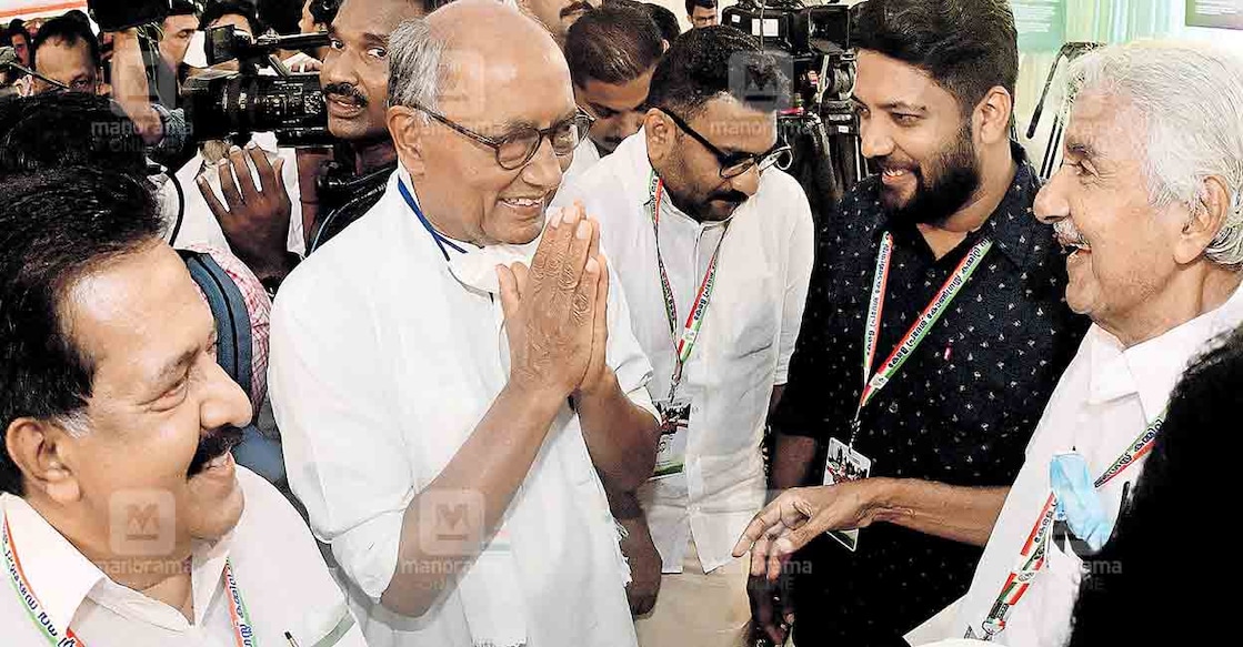 Congress leaders Ramesh Chennithala, Riyas Mukkoli, Shafi Parambil and Oommen Chandy welcome MP Digvijaya Singh to the KPCC's Chintan Shivir. PHOTO: Manorama