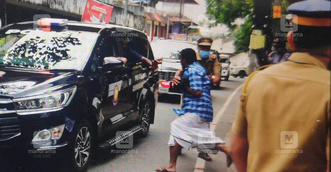 Police prevent Youth Congress worker from approaching Chief Miniser's car in Kakkanad. Photo: Manorama