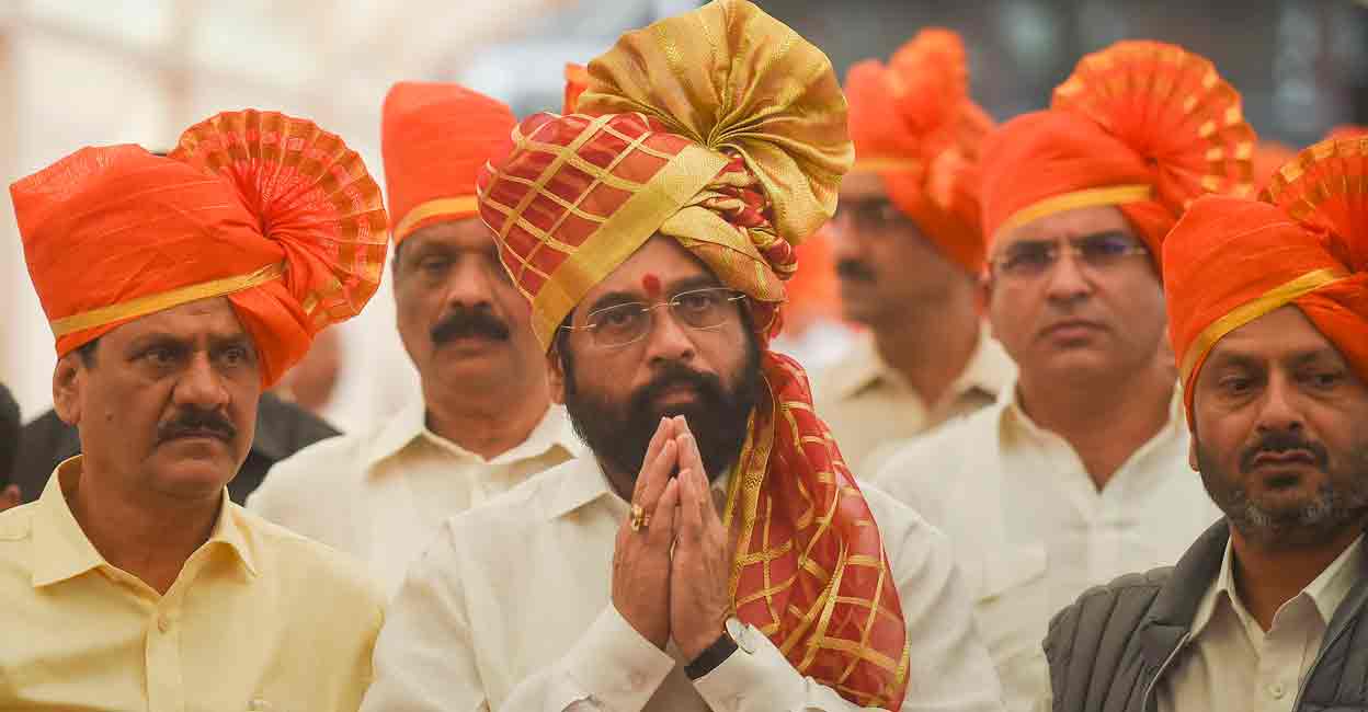 PTI07_03_2022_000037B Maharashtra CM Eknath Shinde along with rebel Shiv Sena MLAs arrives for a special session of Maharashtra Assembly, at Vidhan Bhavan in Mumbai, Sunday, July 3, 2022. Photo: PTI