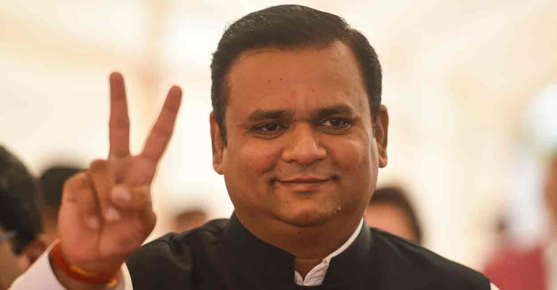 Maharashtra speaker Rahul Narwekar flashes the victory sign as he arrives to attend a special session of Maharashtra Assembly. Photo: PTI