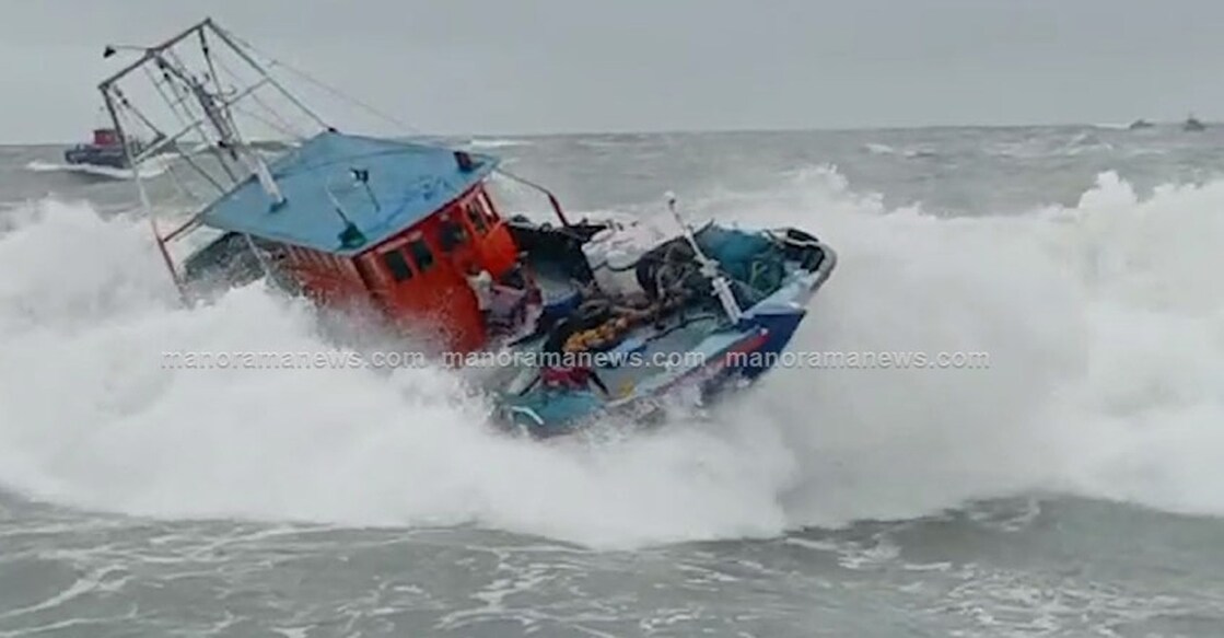 A video grab of the boat being rocked by a wave at Neendakara in Kollam. Screengrab: Manorama News