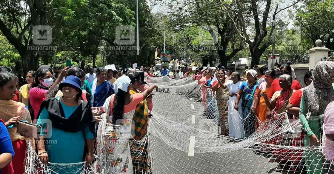 In a bid to highlight pressing issues, including coastal erosion blamed on the construction of the Vizhinjam Port, protesters spread fishing nets and placed a few boats on the roads leading to Thiruvananthapuram. Photo: Manorama