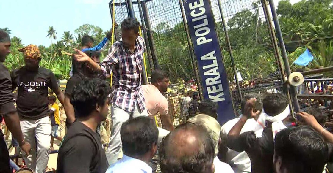 The fisherfolk protesting at Vizhinjam clash with police on Aug 18, 2022. Photo: Screengrab/MMTV