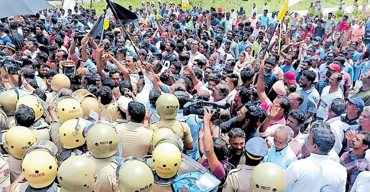 Fishworkers stage massive protest in Vizhinjam right before discussion with govt