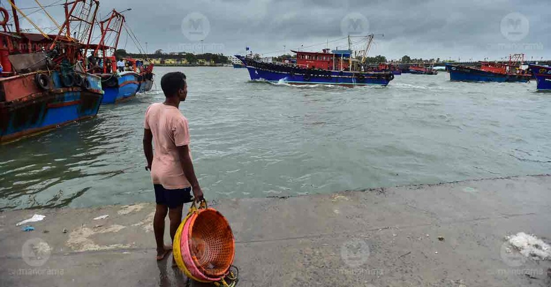 A fisherman awaits the return of a boat after the withdrawal of trawling ban at Neendakara, Kollam. Photo: Aravind Venugopal/Manorama
