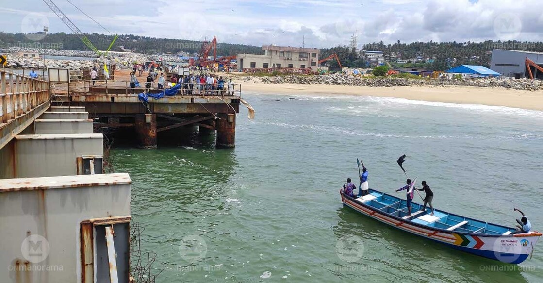 Fishermen protest on boats at Vizhinjam on Aug 22, 2022. Photo: Manorama