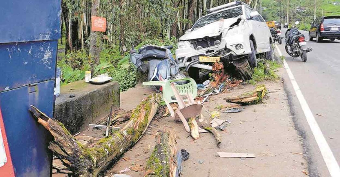 പഴയ മൂന്നാറിൽ നിയന്ത്രണംവിട്ട് മരത്തിലിടിച്ച കാർ.