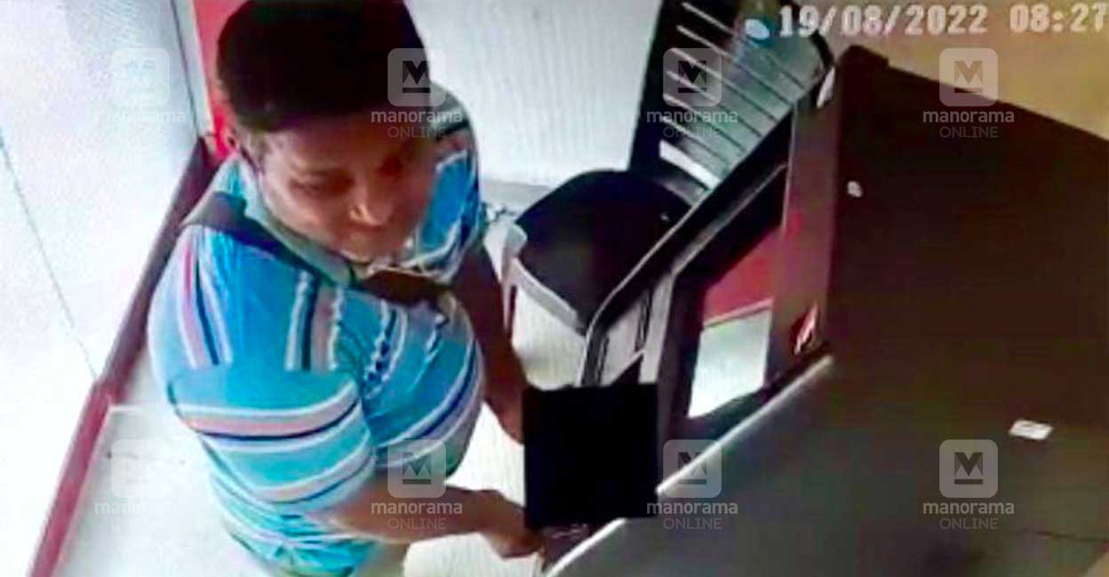 Kochi ATM Fraud | CCTV Visual എടിഎമ്മിൽനിന്നു പണം മോഷ്ടിക്കുന്നയാൾ (സിസിടിവി ദൃശ്യങ്ങളിൽനിന്ന്)