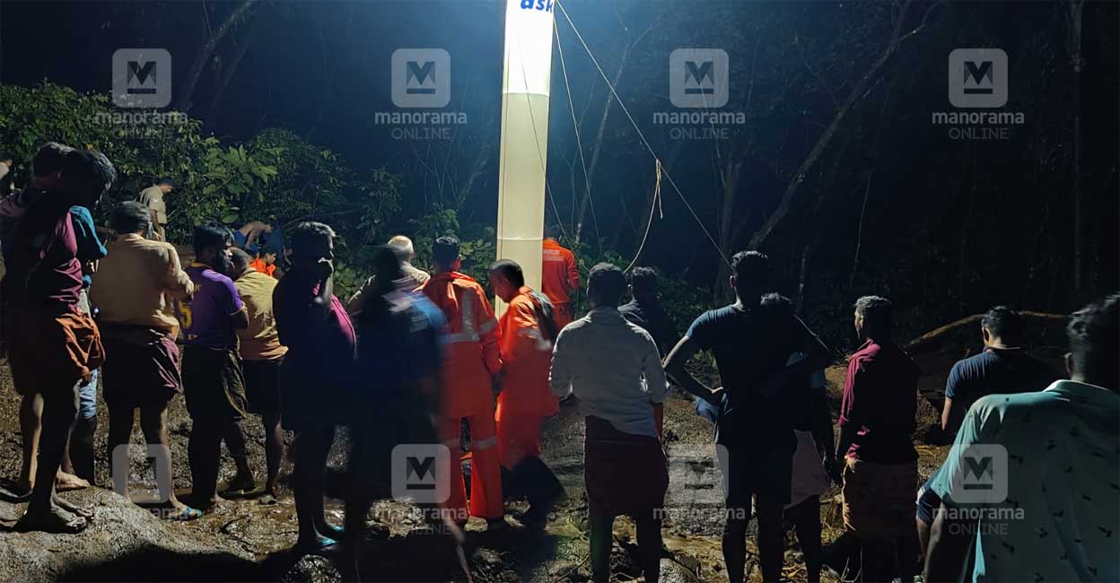 Idukki Kudayathoor Landslide | Photo - Reju Arnold Rescue teams searching for Soman and his family as local residents look on, at Kudayathur in Thodupuzha. PHOTO: Reju Arnold/Manorama