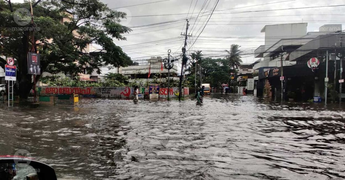 Kochi's Panampally Nagar flooded following incessant rains on Aug 30, 2022. Photo: EV Sreekumar/Manorama