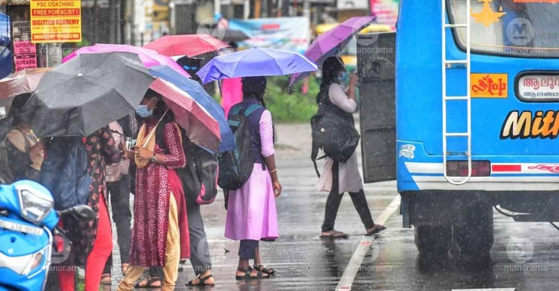 Students board private bus en route to their respective schools in Kochi. Photo: Josekutty Panackal