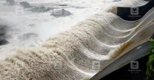 Kerala warns against 'flood tourism', urges public not to bunk relief camps 