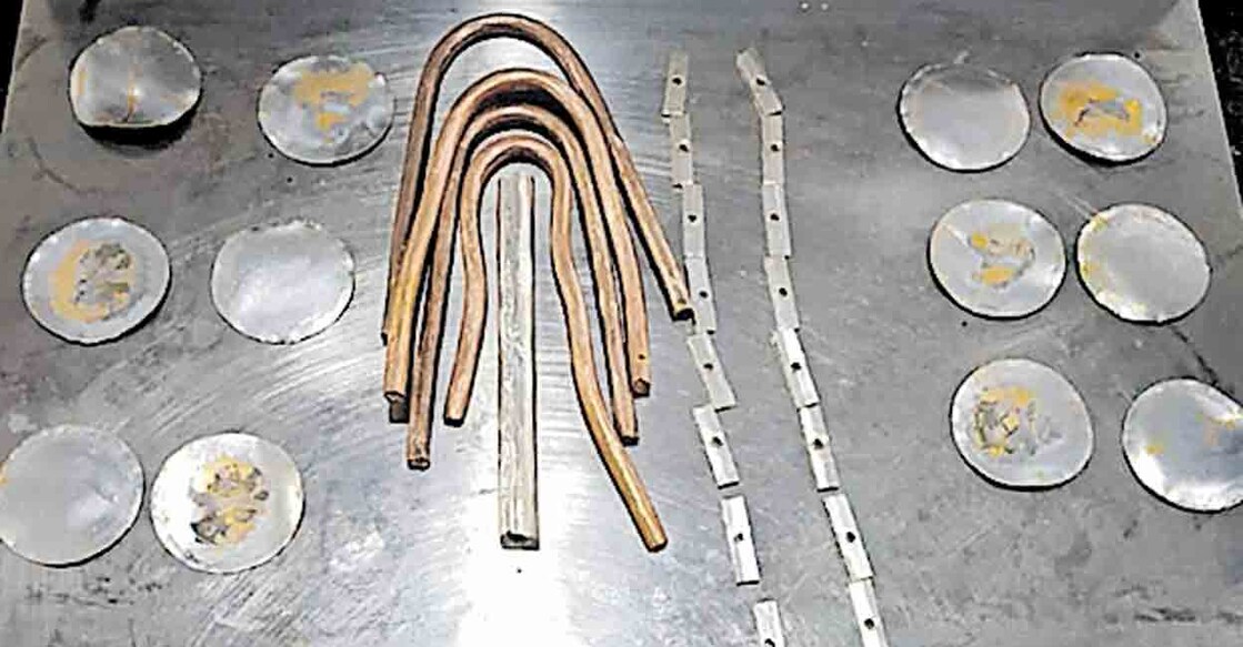 കോഴിക്കോട് വിമാനത്താവളത്തിൽ ലേഡീസ് ബാഗ്, പാത്രം, ബാം കുപ്പികളുടെ അടപ്പ്, ഷാർപ്നർ എന്നിവയിൽനിന്നു കണ്ടെടുത്ത സ്വർണം.  