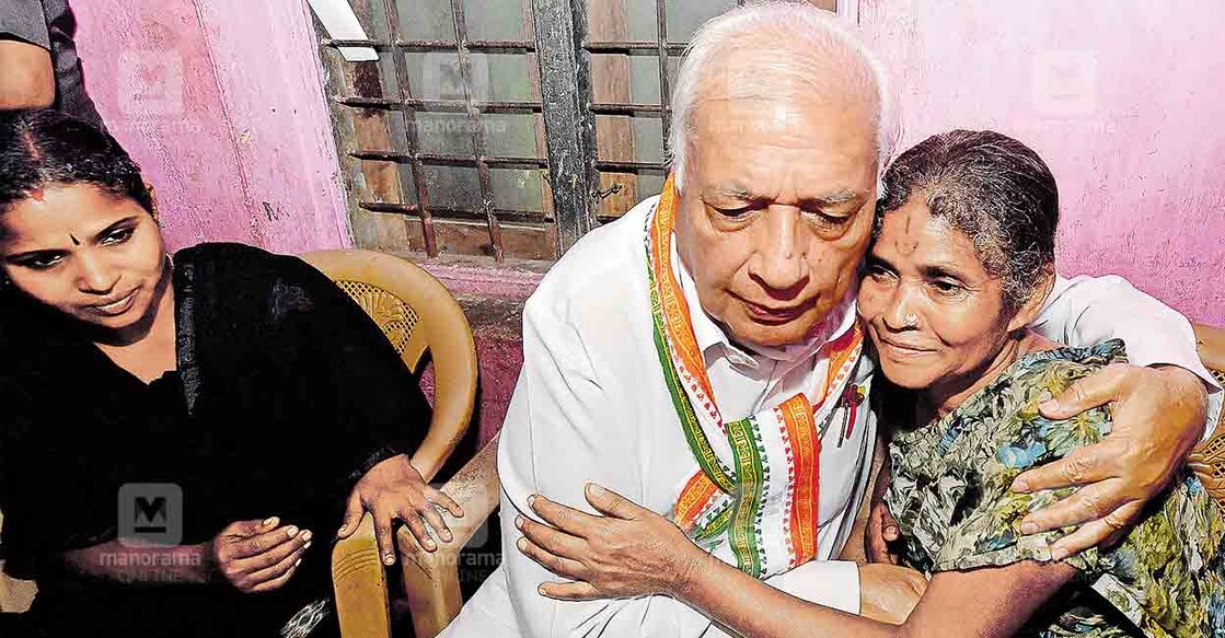 Governor Arif Mohammed Khan consoles Malli, mother of Madhu - the tribal youth who died in mob lynching - when he visited Madhus’s house in Attappady. Madhu’s sister Sarasu is also seen. Photo: Jins Michael/Manorama