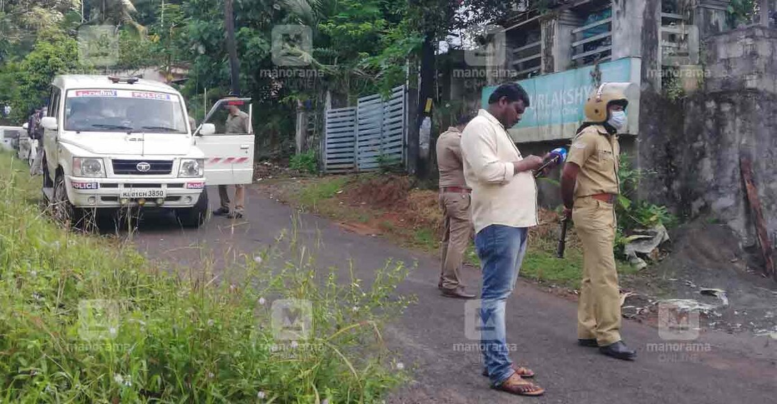 CRPF personnel offer protection for NIA officials during raids at PFI offices in Pathanamthitta. Photo: Manorama