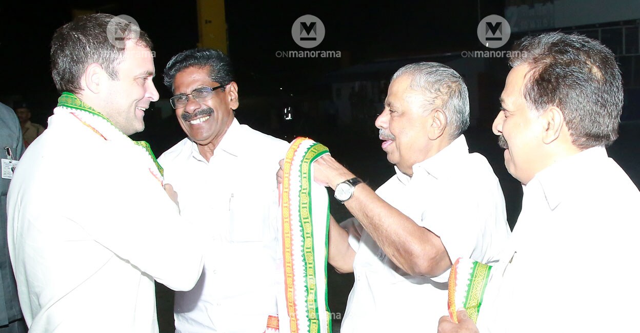 Former KPCC chief Mullappally Ramachandran (second from left) said he saw Aryadan as an elder brother. Photo: Manorama Archives Former KPCC chief Mullappally Ramachandran (second from left) said he saw Aryadan as an elder brother. Photo: Manorama Archives