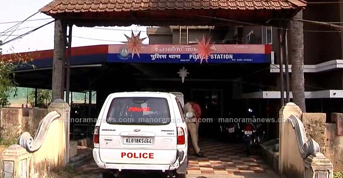 The SI,  Jinson Dominic, allegedly insulted the CPO and ousted her from the station when she questioned his behaviour on Saturday morning, Manorama News reported: Manorama News