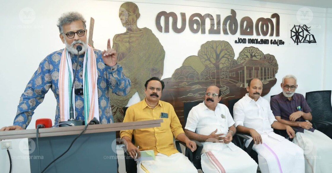 Tushar Gandhi, author and great-grandson of Mahatma Gandhi, speaking at the District Congress Committee office in Kochi on Monday, January 16, 2023. Photo: Special Arrangement
