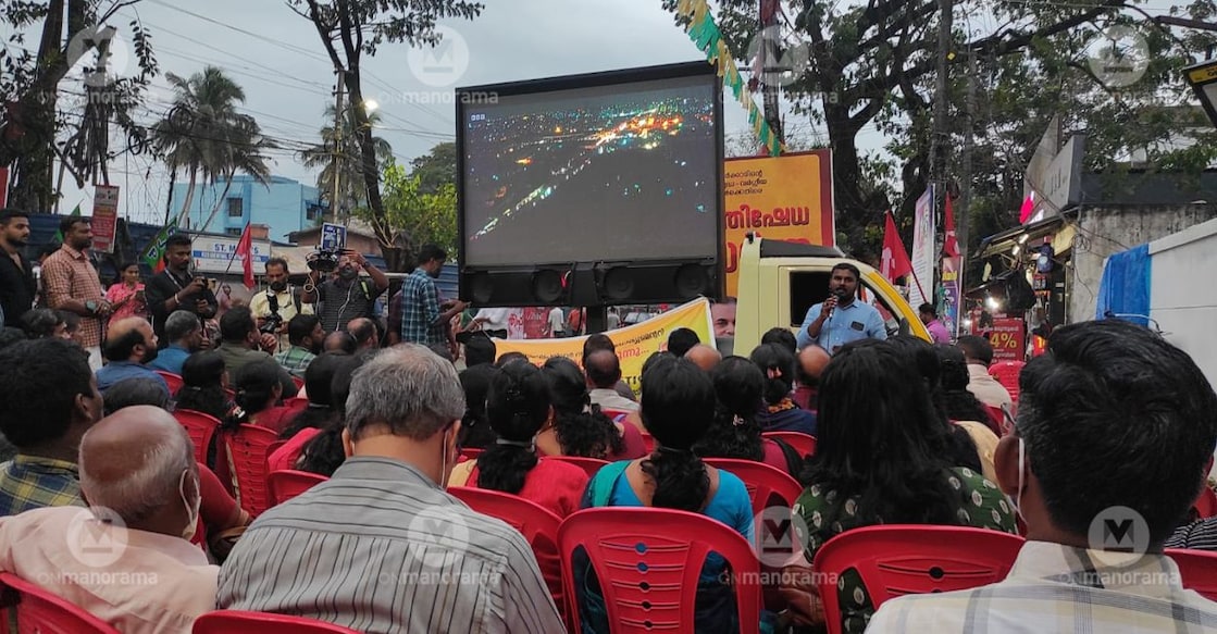 The crowd gathered to watch the BBC documentary, 'India: The Modi Question', screened by DYFI at Poojappura, Thiruvananthapuram, on Tuesday, January 24, 2023. Photo: Special Arrangement