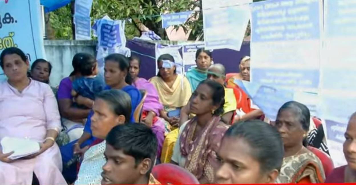 Chellanam people protest over alleged lapses in seawall project. Photo: Screengrab/ Manorama News