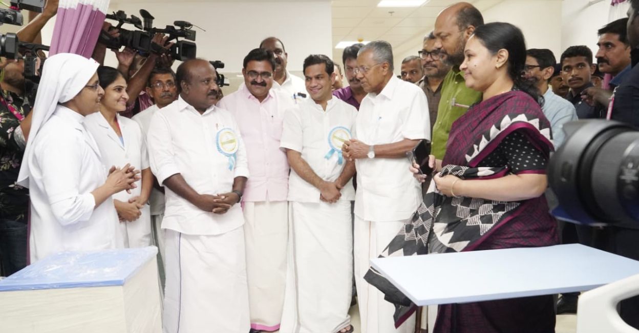 CM Pinarayi Vijayan at the new cancer block of Ernakulam General Hospital after inaugurating the facility. Along with him are ministers Veena George, P Rajeeve and M B Rajesh, Hibi Eden MP, MLAs T J Vinod and K J Maxy and Mayor M Anilkumar. Photo: I&PRD
