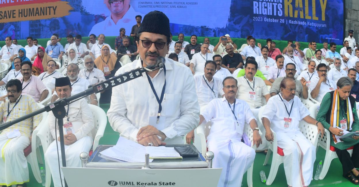 Untitled design - 1 IUML leader Syed Sadiqali Shihab Thangal delivers the inaugural address at a Human Rights event on Kozhikode Beach on Thursday. Shashi Tharoor MP (right) and MK Muneer MLA (left) also seen. Photo: Manorama