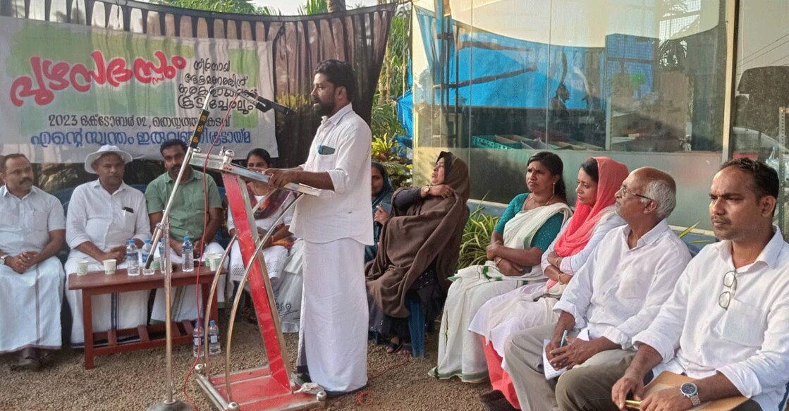 PT Babu, Chairman of Mukkam Municipality, inaugurates the meeting organised by 'Ente Swontham Iruvazhinji Koottayma' at Kodiyathur in Kozhikode on Tuesday. Photo: Special arrangement