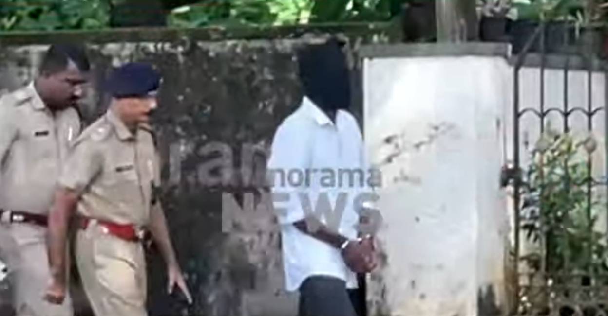 martin-evidence-collection Police take accused for evidence collection at his houce in Ernakulam's Athani. Photo: Screengrab/ Manorama News