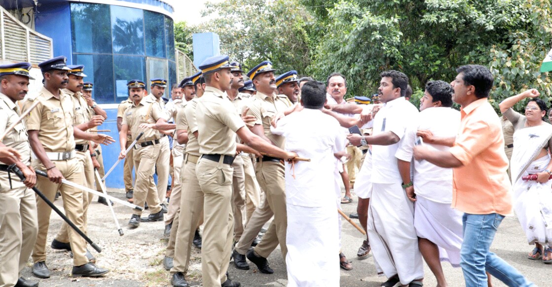 Protesters clash with the police outside a processing unit of Malabar Meat under the Brahmagiri Development Society at Manjadi in Sulthan Bathery, Wayand. File photo: Special arrangement