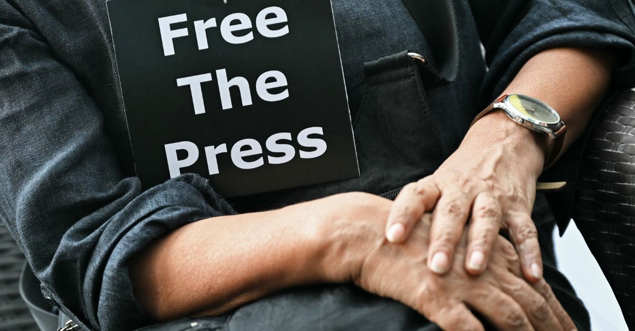 A member of the press wears a placard during a protest in New Delhi on October 4 to condemn the recent arrest of journalists of NewsClick and the raids on the house of several others in a case reportedly connected to alleged Chinese funding. Photo: AFP/Arun Sankar