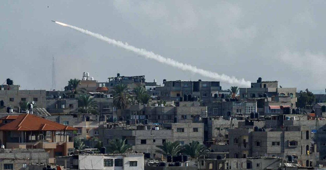 A rocket is fired from Gaza toward Israel, in Gaza, October 7, 2023. Photo: REUTERS/Ibraheem Abu Mustafa
