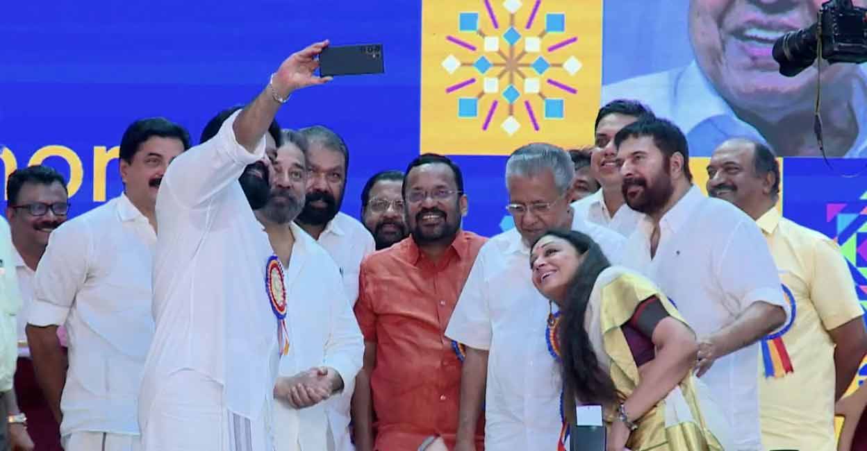 keraleeyam-kamal-haasan-mohanlal-mammootty-selfie Actor Mohanlal clicks a selfie with Kerala CM Pinarayi Vijayan and invitees at Keraleeyam event including Kamal Haasan, Mammootty and Shobana. Photo: Screengrab/Website - Keraleeyam.kerala.gov.in