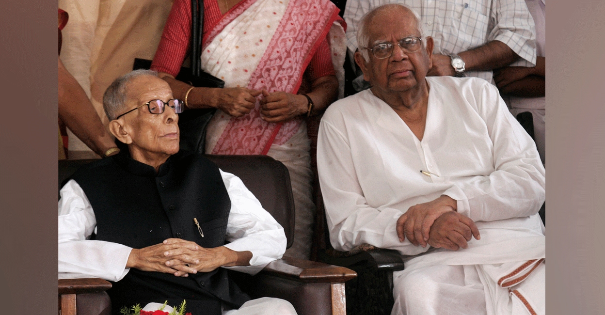 jyoti-basu-somnath-chatterjee-afp-file CPM stalwarts, Jyoti Basu (left) and Somnath Chatterjee. File photo: AFP
