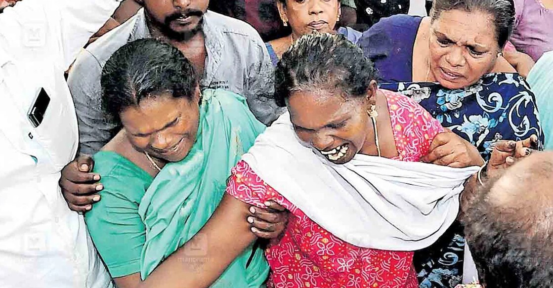 KG Parsad's wife burst into tears after his body was brought to their residence in Alappuzha. Photo: Manorama