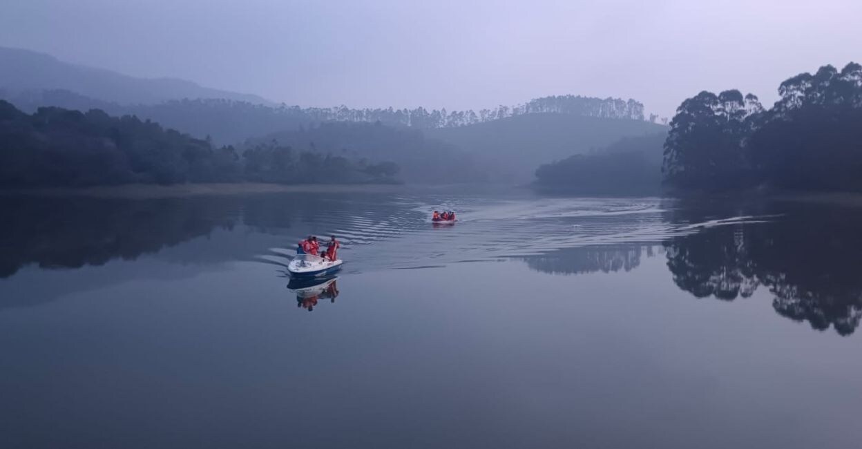 Rescue teams search for the missing men in Anayirangal Dam on Monday. Photo: Special Arrangement