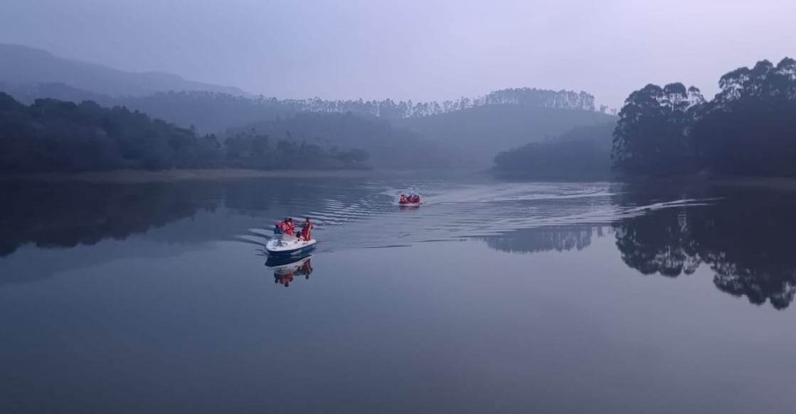 anayirangal-dam-drowning Rescue teams search for the missing men in Anayirangal Dam on Monday. Photo: Special Arrangement