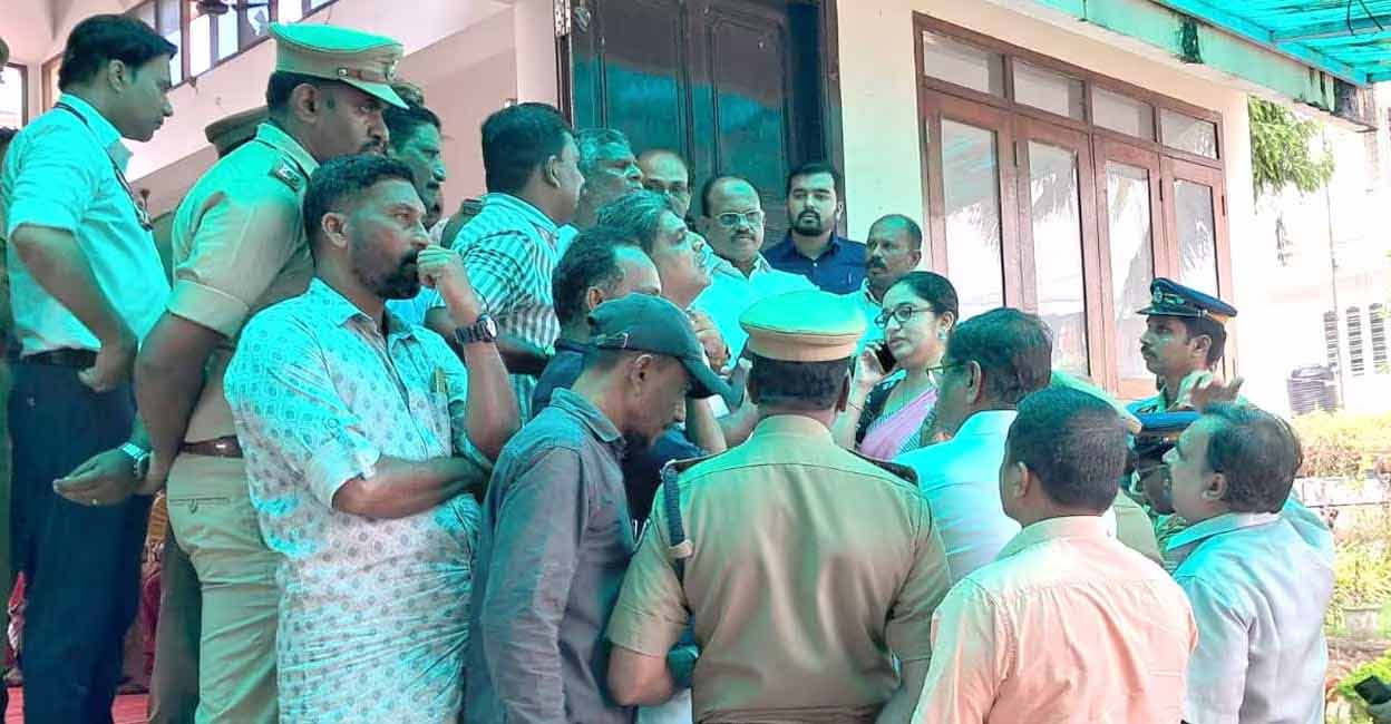 A small crowd of fishermen who were dissatisfied with the list of compensation beneficiaries had gathered outside the venue and prevented Kerala Ports Minister Ahammed Devarkovil from entering the area.  Photo: Manorama